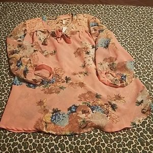 Small lacey floral shirt soo stinkin cute !